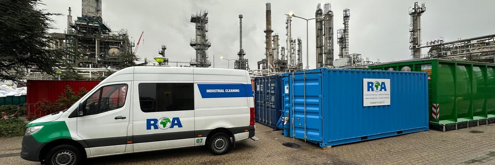Een bus en container van ROA Services voor een raffinaderi.