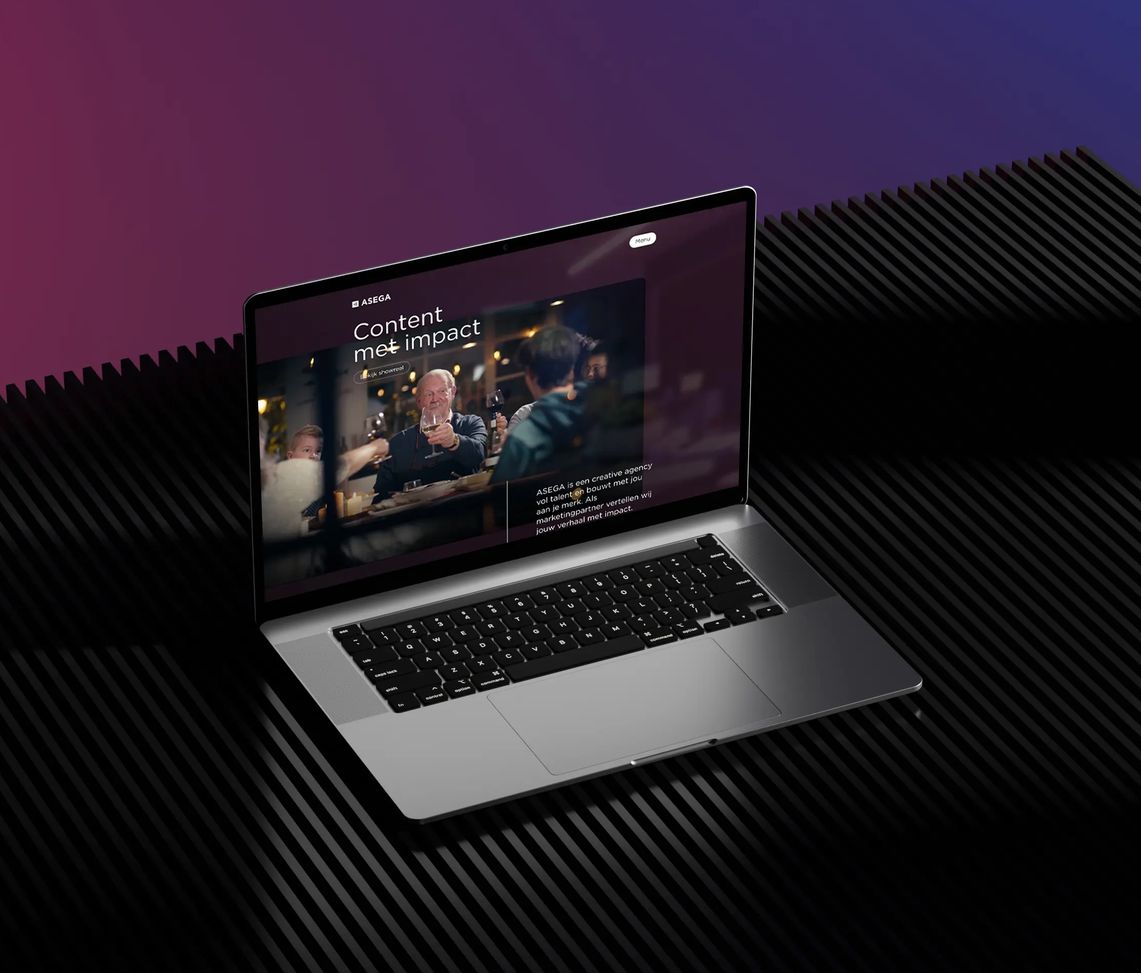 Een mockup van een MacBook met daarop de homepage van Asega.