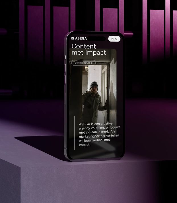 Een mockup van een iPhone met daarop de homepage van Asega.