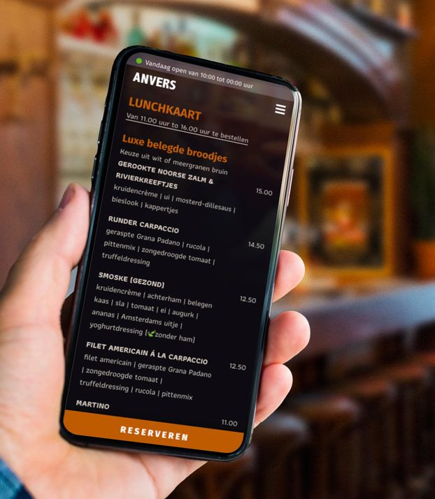 Iemand houdt een smartphone vast waarop de lunchkaart weergegeven wordt van Anvers.