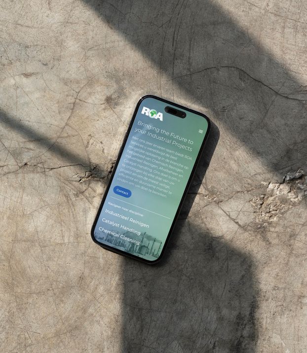 Een mockup van een iPhone met daarop de homepage van ROA Services.