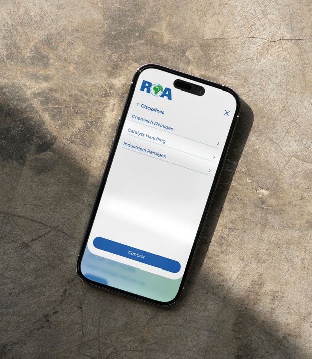 Een mockup van een iPhone met daarop de navigatie uitgevouwen van ROA Services.